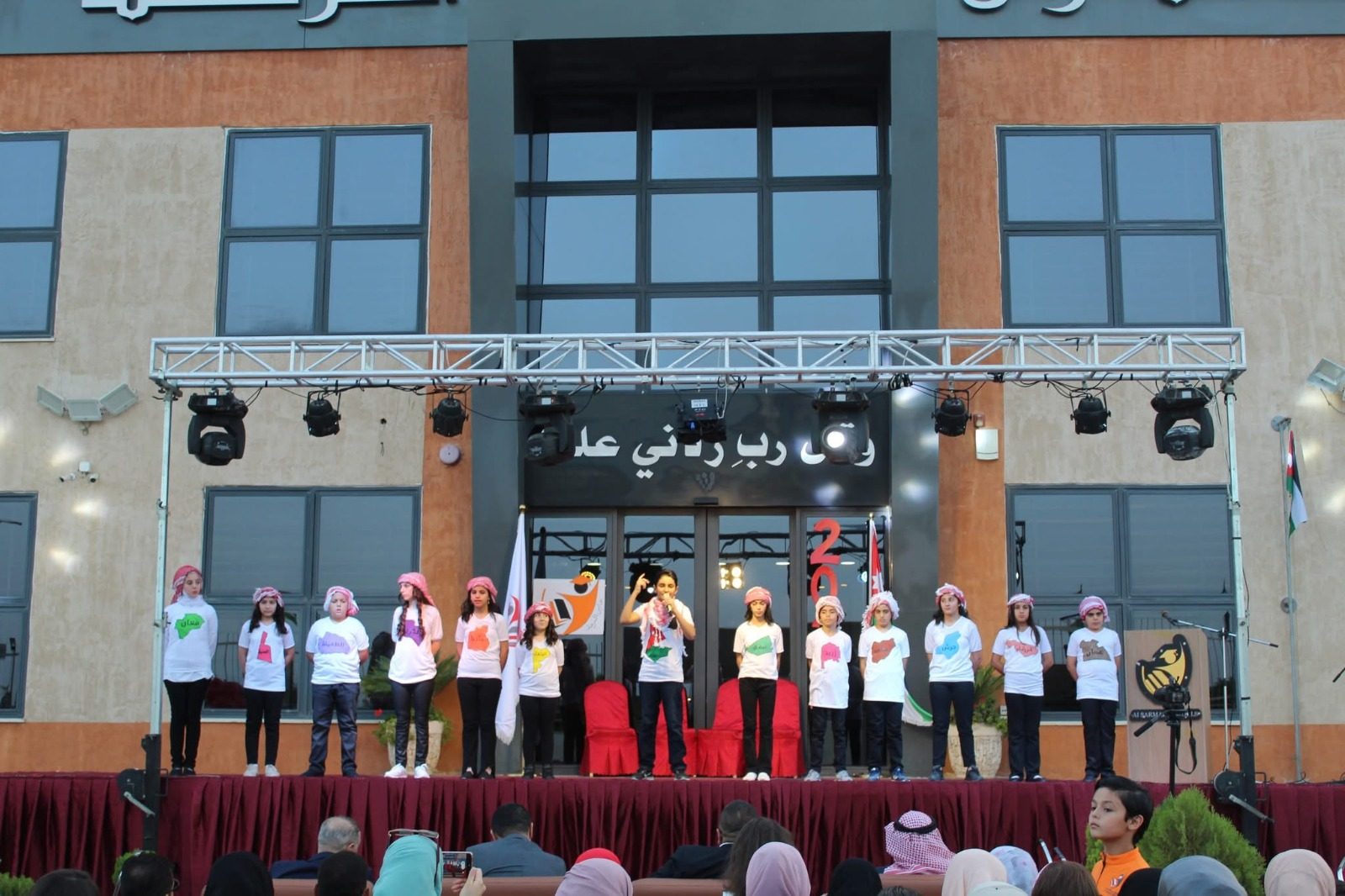 طالبات يقدّمن عرضاً على مسرح المدرسة