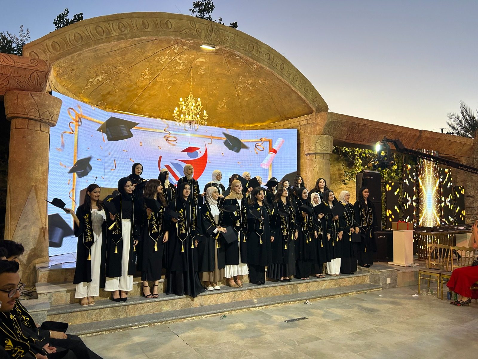 طالبات بأرواب التخرج