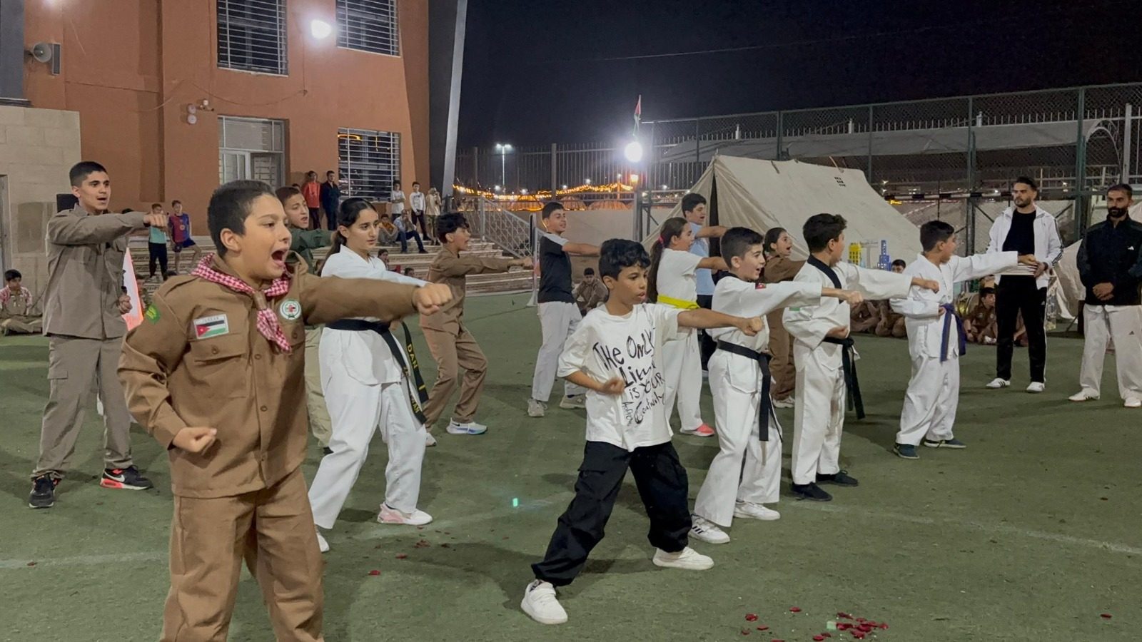 عرض تايكوندو على ملعب المدرسة
